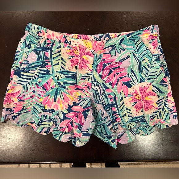 Lilly Pulitzer Scalloped Shorts - Picture 1 of 2